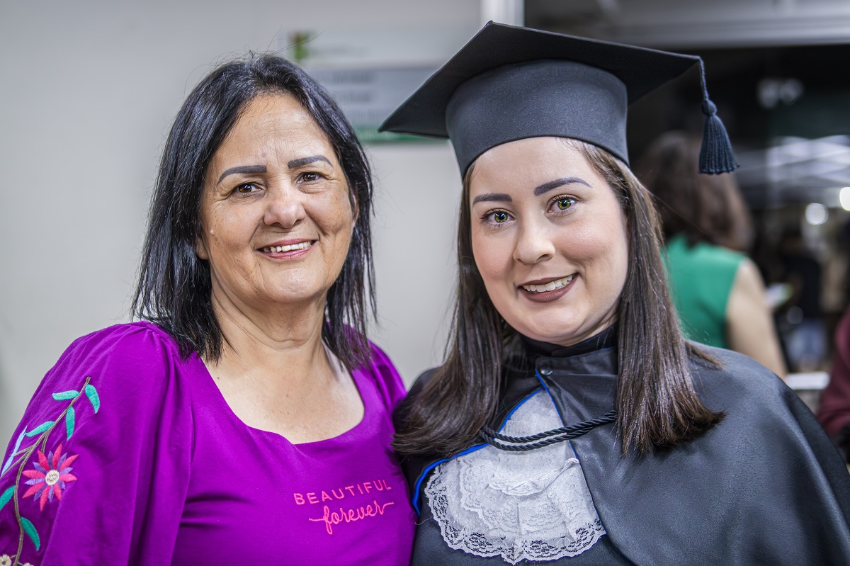A formanda Laís e sua mãe Lucimar Araujo, servidora terceirizada do IFG